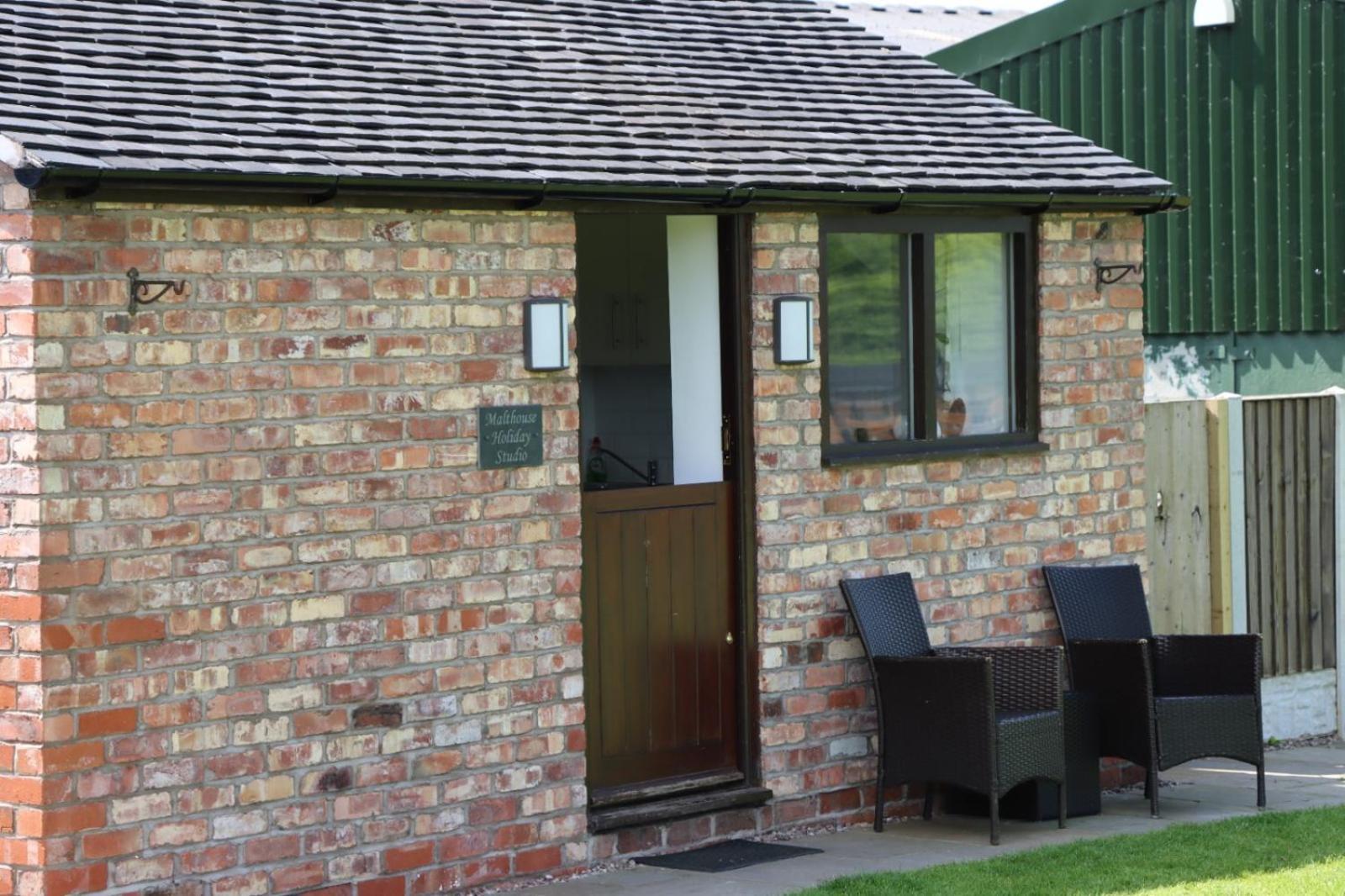 Dilhorne Malthouse Farm Cottage Studio מראה חיצוני תמונה