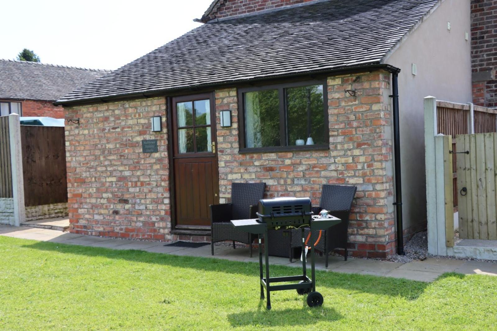 Dilhorne Malthouse Farm Cottage Studio מראה חיצוני תמונה