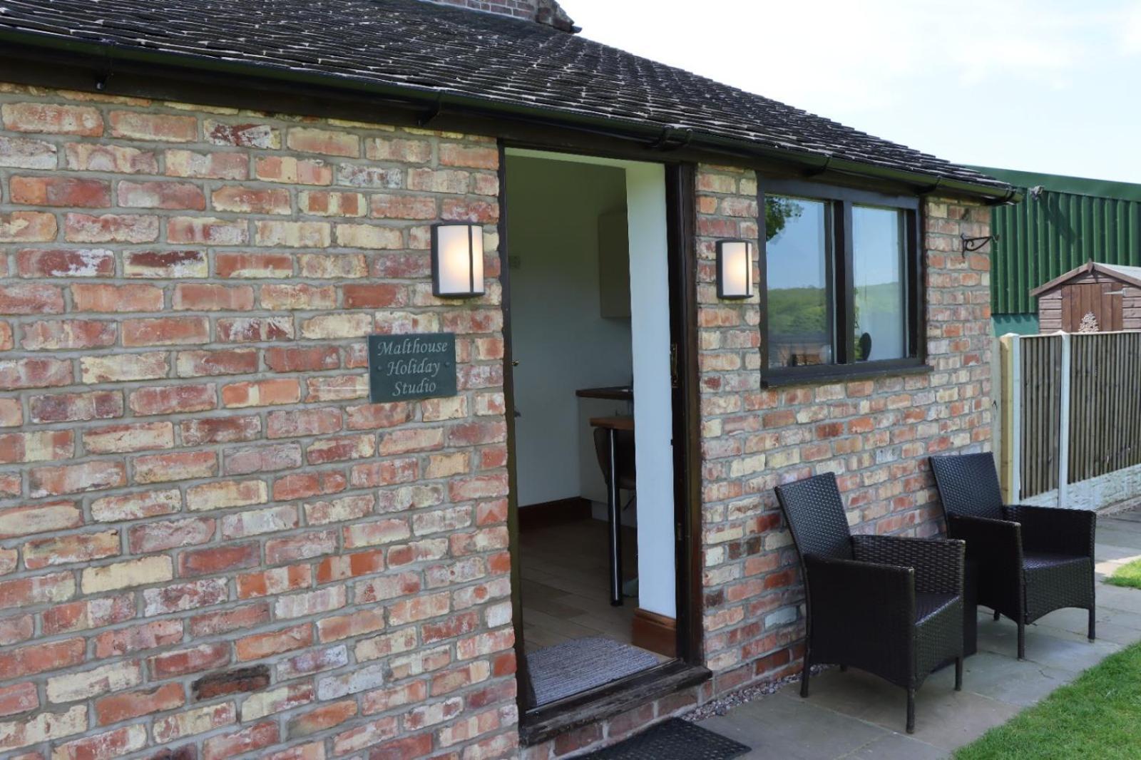 Dilhorne Malthouse Farm Cottage Studio מראה חיצוני תמונה