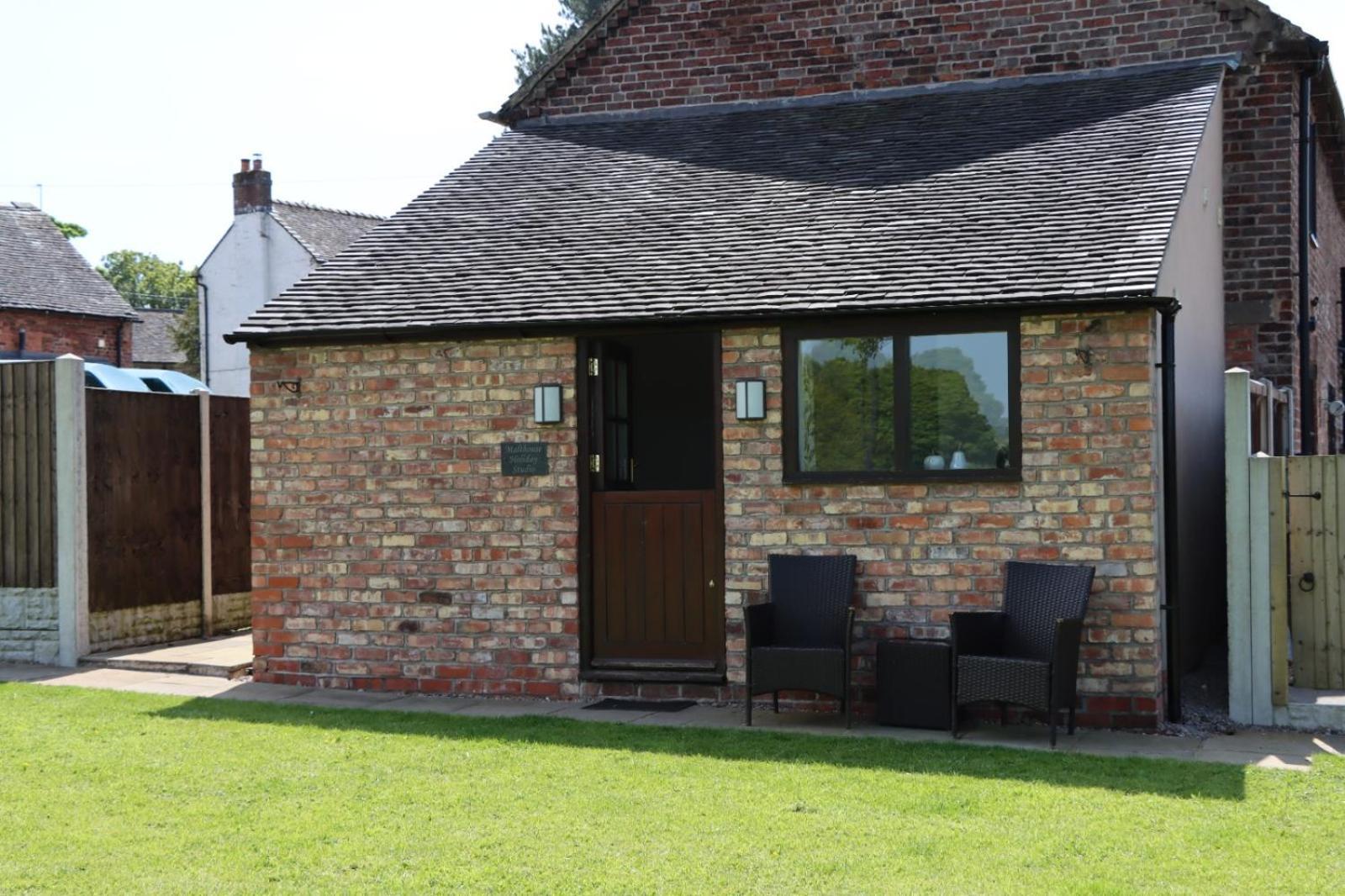 Dilhorne Malthouse Farm Cottage Studio מראה חיצוני תמונה